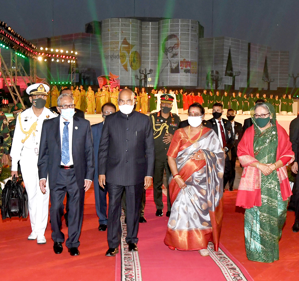 বঙ্গবন্ধু শেখ মুজিবুর রহমানের জন্মশতবার্ষিকী ও বিজয়ের সুবর্ণজয়ন্তী উপলক্ষে ভারতের রাষ্ট্রপতি শ্রী রামনাথ কোবিন্দকে স্বাগত জানান বাংলাদেশের রাষ্ট্রপতি মো. আবদুল হামিদ। এ সময় উপস্থিত ছিলেন প্রধানমন্ত্রী শেখ হাসিনা। দক্ষিণ প্লাজা, সংসদ ভবন, ১৬ ডিসেম্বর, ২০২১। ছবি: পিআইডি