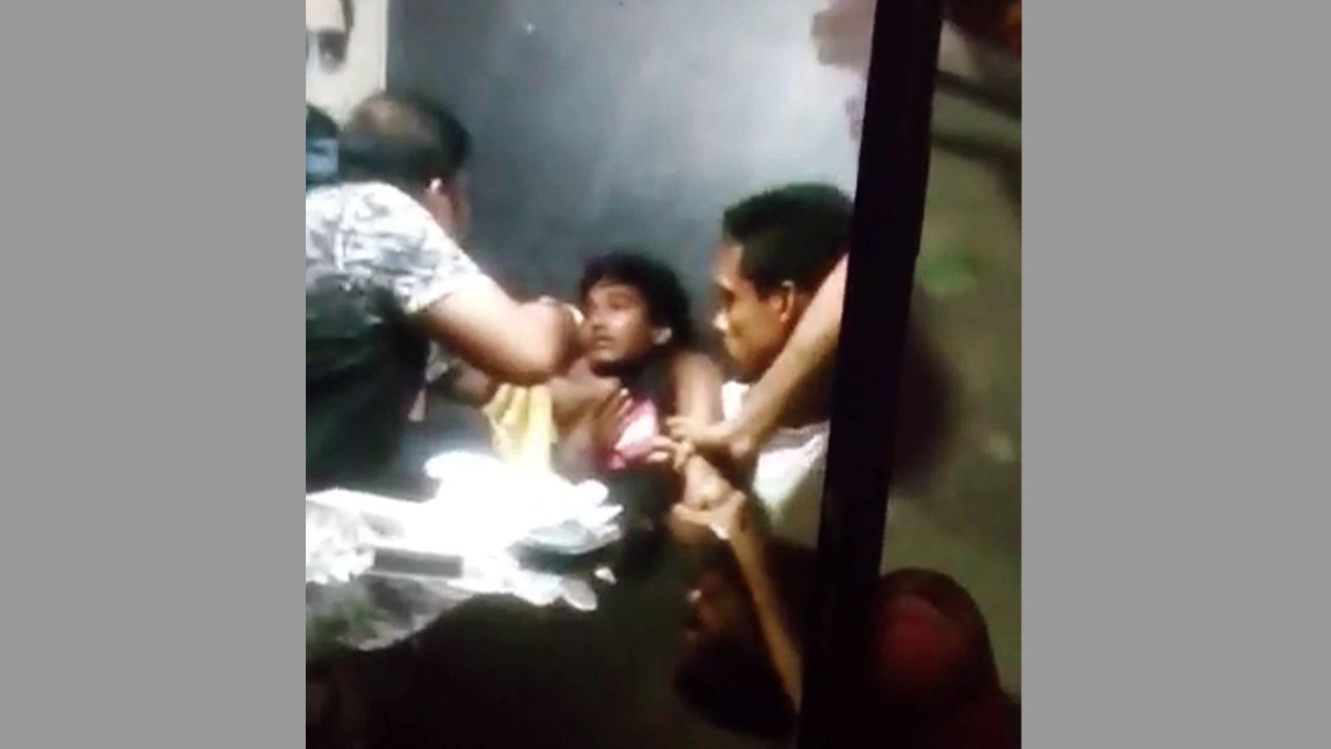 দোকান মালিকের সঙ্গে বিরোধ, কর্মচারীর নখ উপড়ে নিল যুবলীগ-ছাত্রলীগ নেতাকর্মীরা