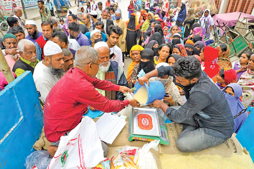 চাল-আটার লাইনে দিন পার