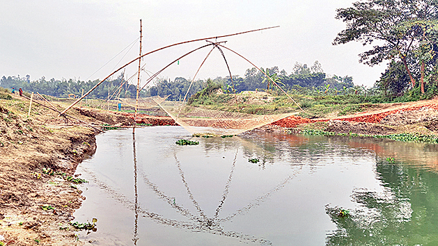 ইটভাটার জন্য নদীতে বাঁধ