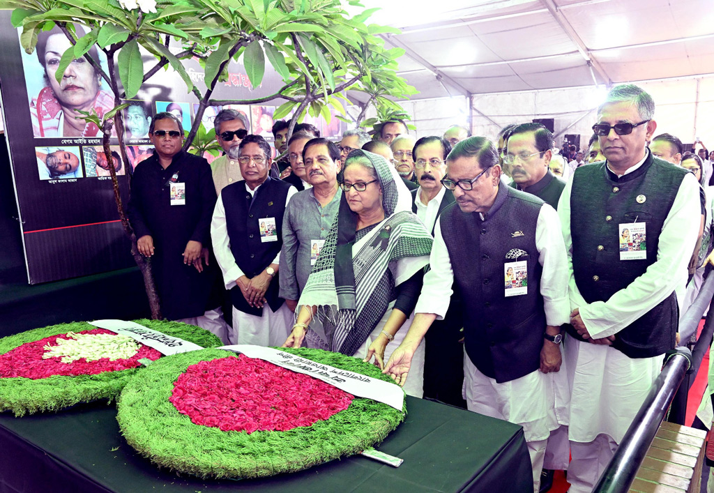 গ্রেনেড হামলায় নিহতদের প্রতি শ্রদ্ধা জানিয়ে পুষ্পস্তবক অর্পণ করা হয়। ছবি: আজকের পত্রিকা