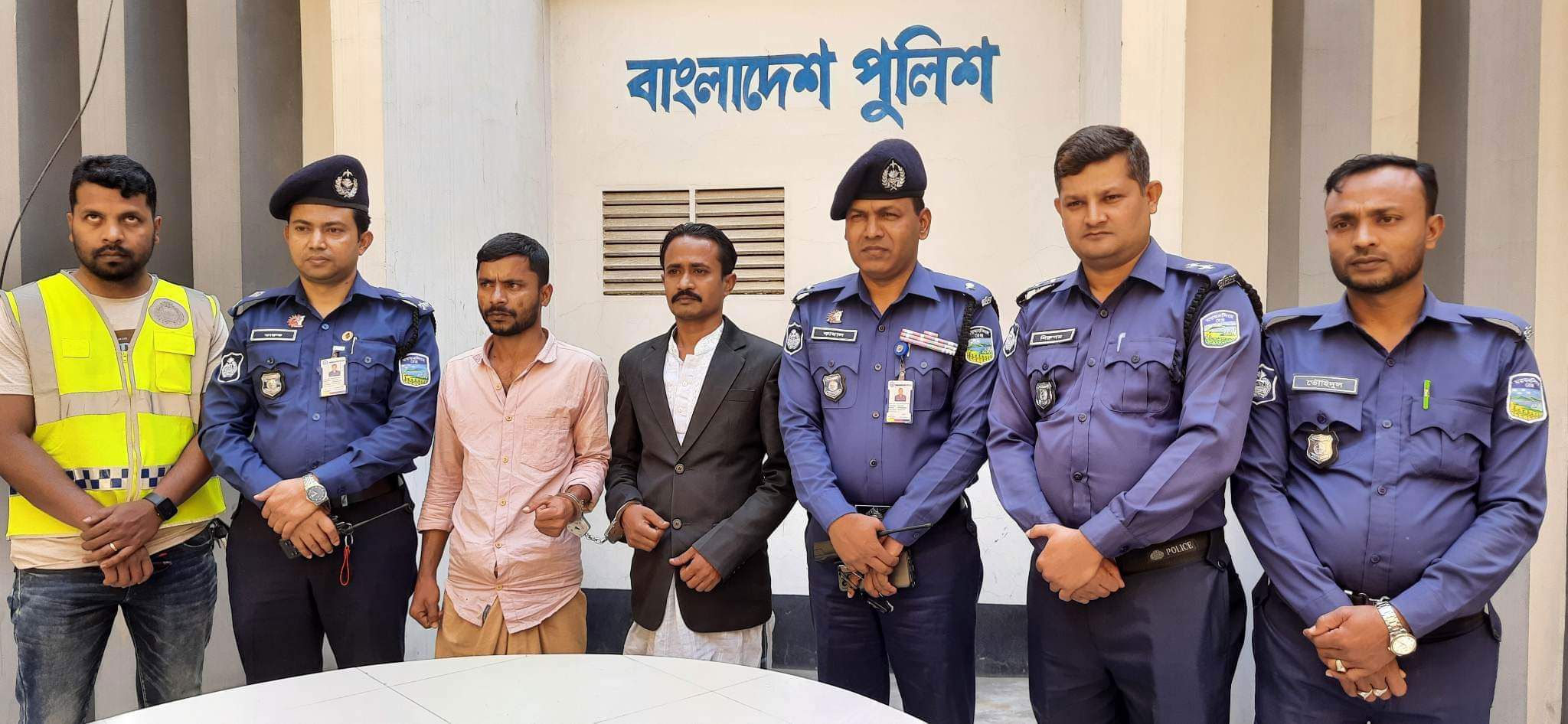 ‘পরিবারে অশান্তি করায়’ খুন হন পুলিশ সদস্য, ভাইসহ দুজন গ্রেপ্তার