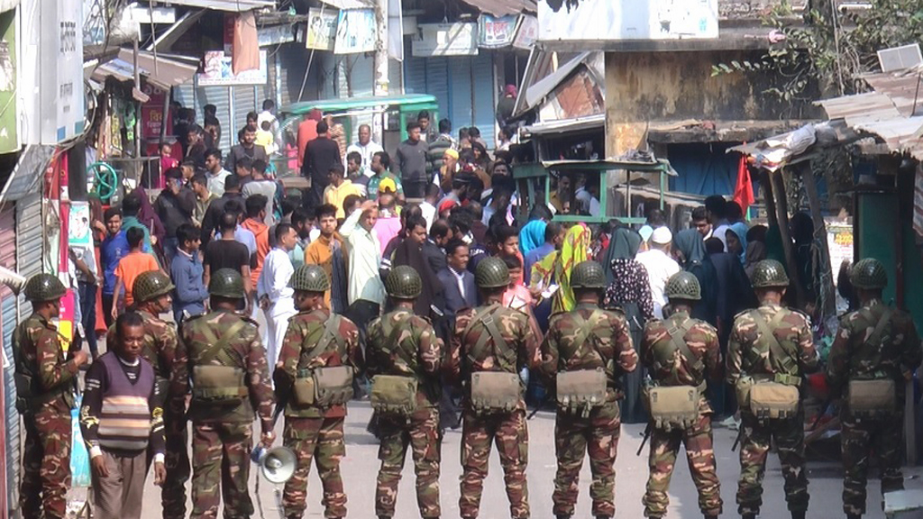 মাদারীপুরে ভোটকেন্দ্র দখল নিয়ে দুপক্ষের পাল্টাপাল্টি ধাওয়া, আহত ৪ 