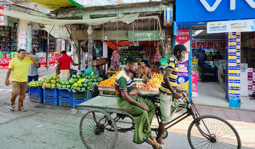 ফুটপাত দখলে নিয়ে রমরমা ব্যবসা