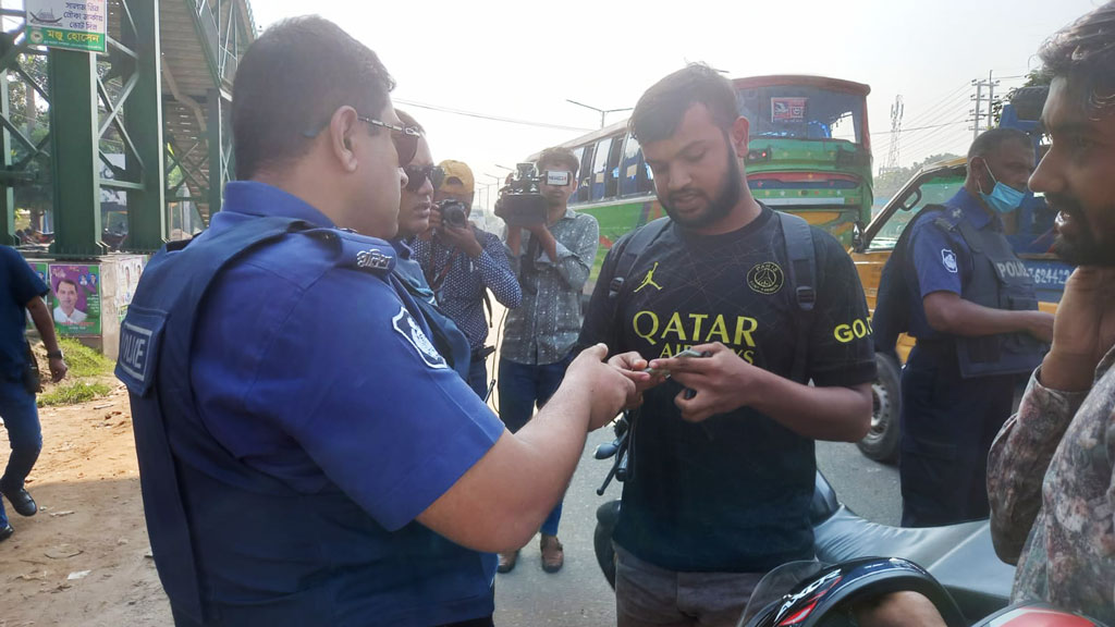 রাজধানীর প্রবেশমুখে চৌকি বসিয়ে যানবাহনে তল্লাশি চালাচ্ছে পুলিশ 