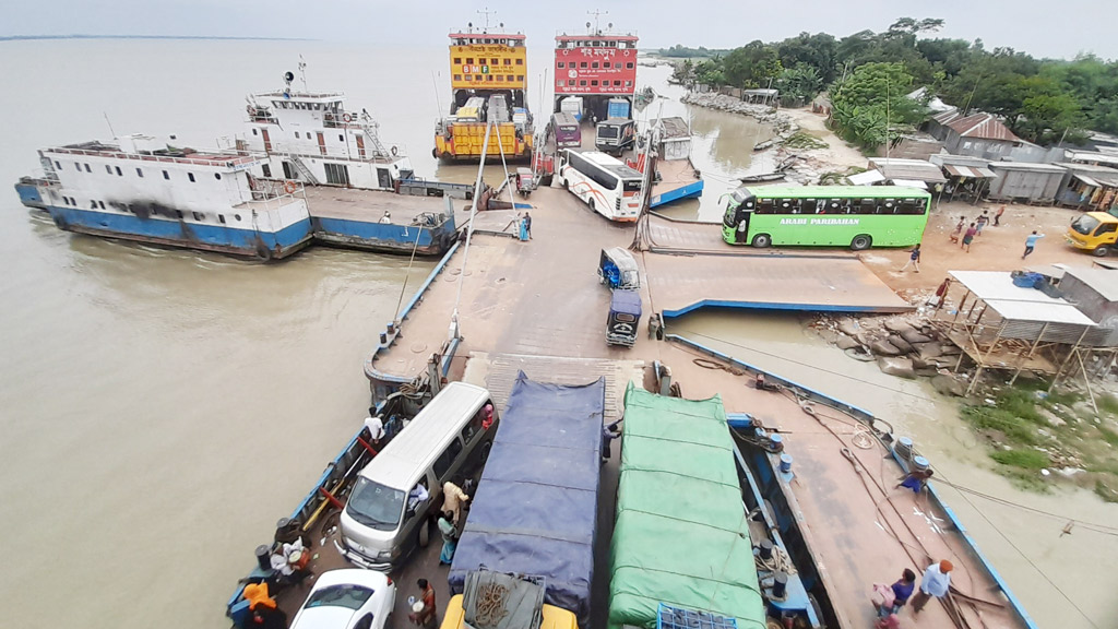 দৌলতদিয়া-পাটুরিয়া নৌপথে বর্ধিত ভাড়া কার্যকর, পরিবহনচালকদের অসন্তোষ