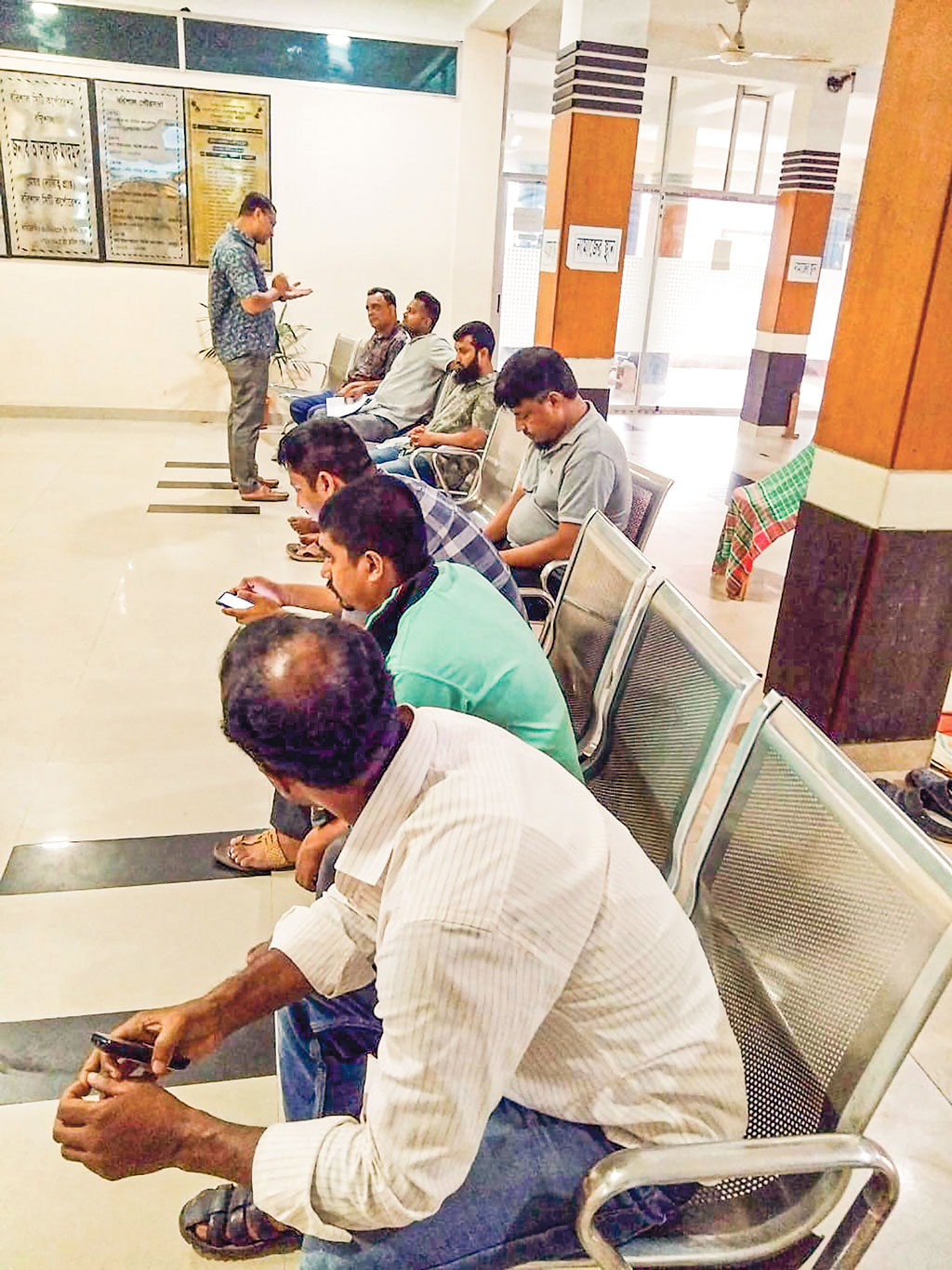 বরিশাল সিটি: কাজ নেই, তবু বসে থাকতে হয় ৮ জনকে