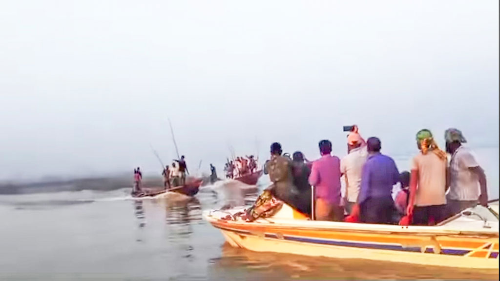 বরিশালে ইলিশ রক্ষা অভিযানে বারবার হামলা