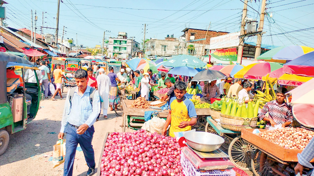 বরিশালে সড়ক দখল করে বাজার, চাঁদাবাজি