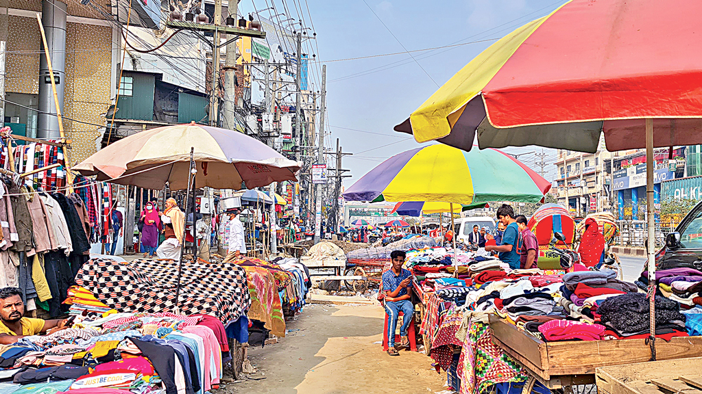 মহাসড়ক দখল করে ব্যবসা