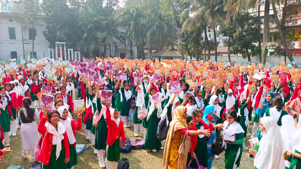 ময়মনসিংহ জেলায় প্রাথমিকে প্রায় ৩৫ শতাংশ এবং মাধ্যমিকে ৫৩ শতাংশ নতুন বই পেয়েছে শিক্ষাপ্রতিষ্ঠানগুলো। ছবি: ইলিয়াস আহমেদ