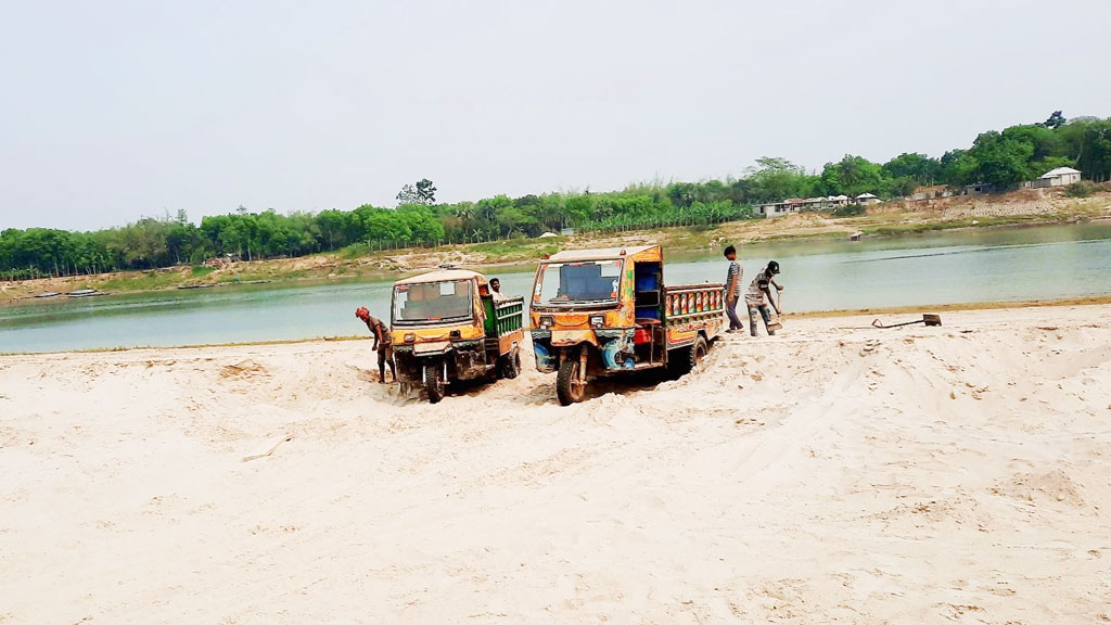 প্রভাবশালীর পেটে নদীর বালু