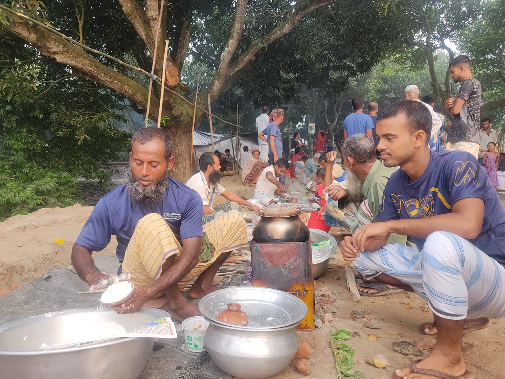 নতুন গুড়ের মিষ্টি স্বাদ-গন্ধের, চালের মিহি গুঁড়ায় তৈরি ভাপা পিঠা খাওয়ার সময় শীতকাল। ইতিমধ্যে গ্রাম এলাকায় হালকা শীত পড়তে শুরু করেছে। তাই ভাপা বিক্রি শুরু হয়ে গেছে। আর পিঠা কিনতে ভ্রাম্যমাণ দোকানে ভিড় করছেন ক্রেতারা। কামারখন্দ উপজেলার কয়েলগাতী রেলওয়ে ঢালা, সিরাজগঞ্জ, ১১ অক্টোবর ২০২৩। ছবি: আব্দুল্লাহ আল মারুফ