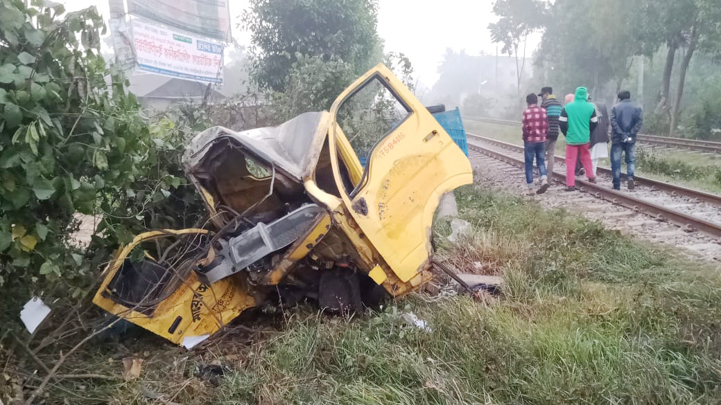 ফেনীতে ট্রেনের ধাক্কায় পিকআপচালক নিহত