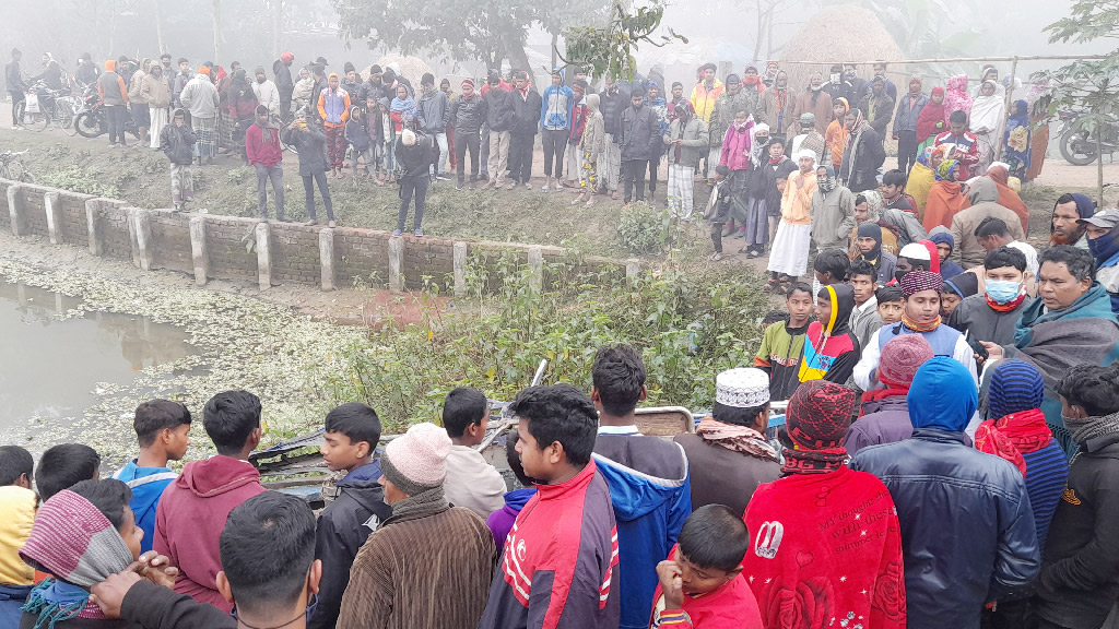 নীলফামারীতে ট্রেনের ধাক্কায় ইপিজেডের ৪ নারী শ্রমিক নিহত, আহত ৫ 