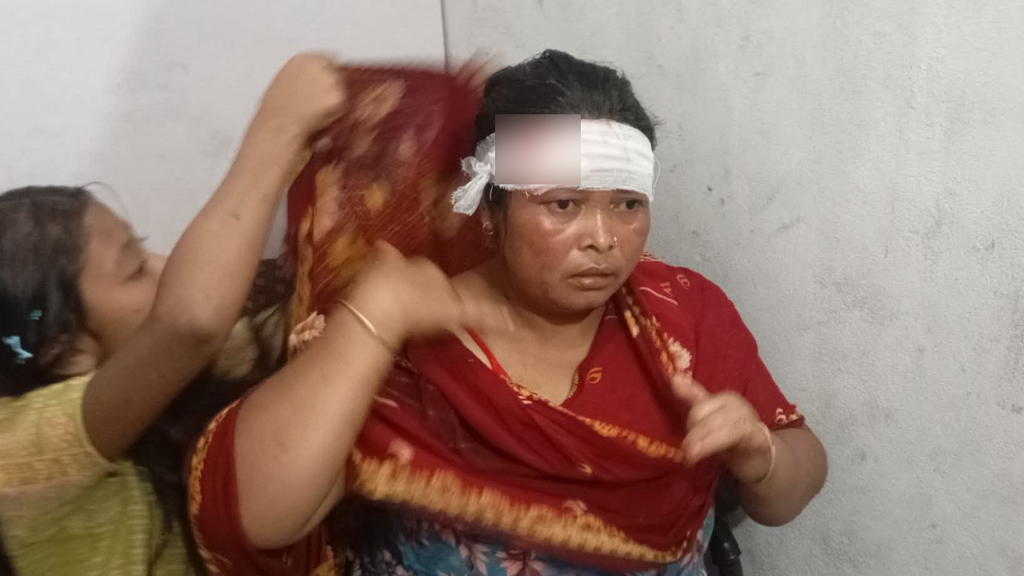 কিস্তির টাকা না পেয়ে নারী গ্রাহকের মাথা ফাটালেন কর্মী