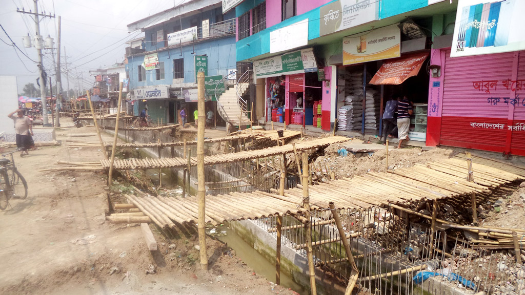 নন্দীগ্রামে ড্রেন নির্মাণে ধীরগতি, জনদুর্ভোগ চরমে