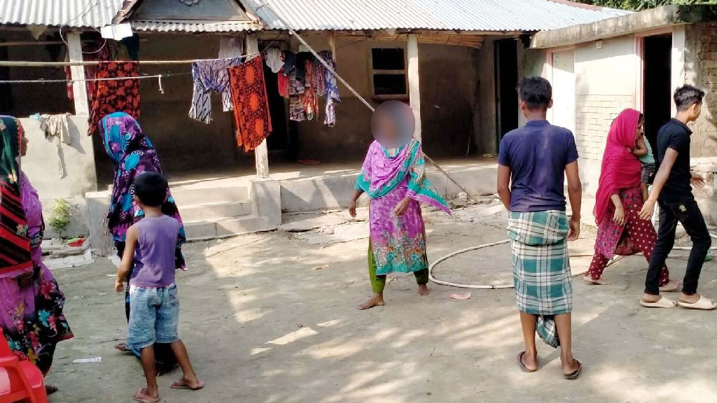 বিয়ের আশ্বাসে প্রবাসী স্বামীকে তালাক, ‘প্রেমিকের’ বাড়িতে অনশন