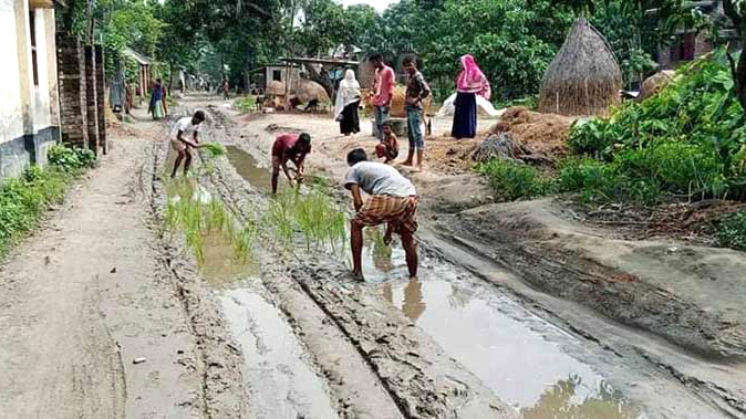 রাস্তা খুঁড়ে উধাও ঠিকাদার