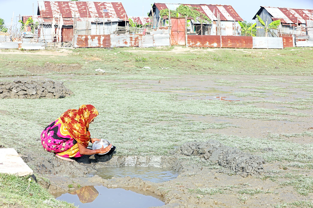 হাতিয়ার চরআতাউর: সুপেয় পানির তীব্র সংকট, বাসিন্দাদের ভোগান্তি
