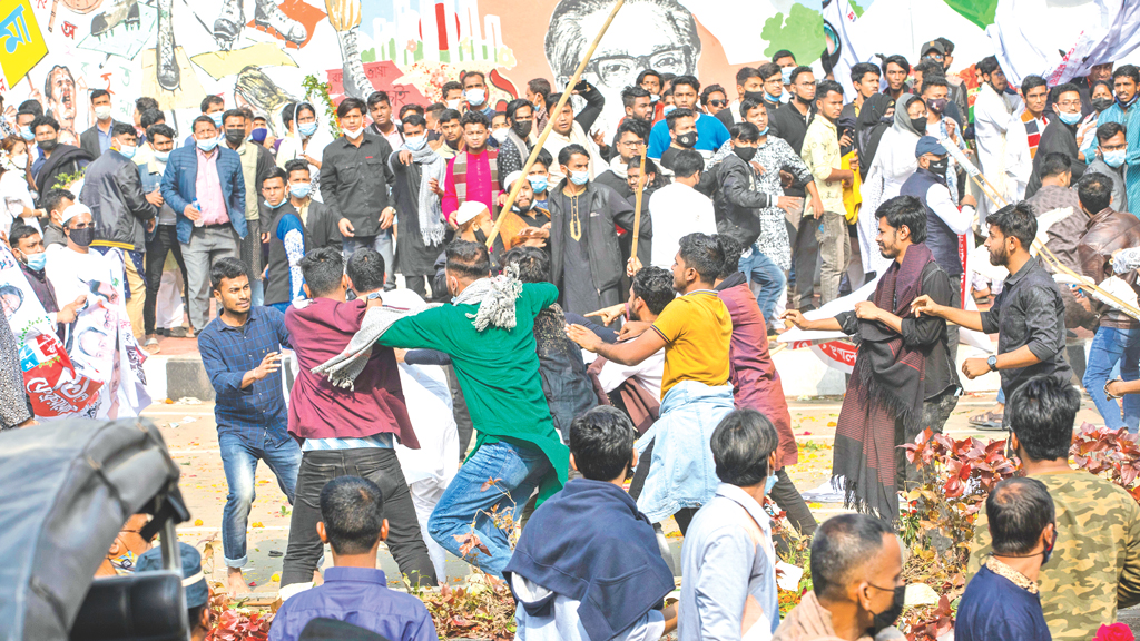 শহীদ মিনারে ছাত্রলীগের মারামারি, লাঠিপেটা