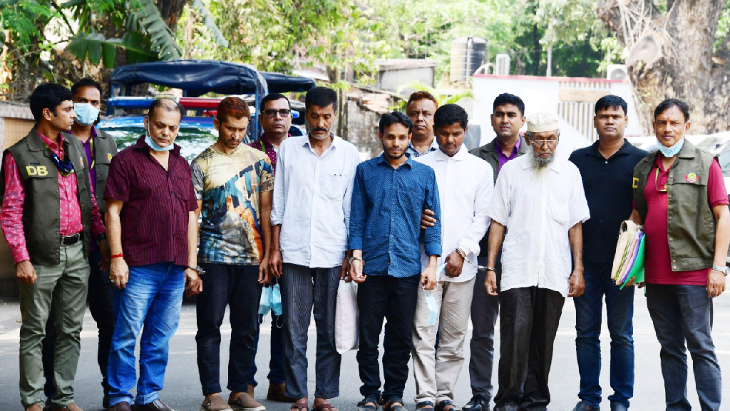 মোবাইলে নিতেন সার্টিফিকেটের অর্ডার, পাঠাতেন কুরিয়ারে