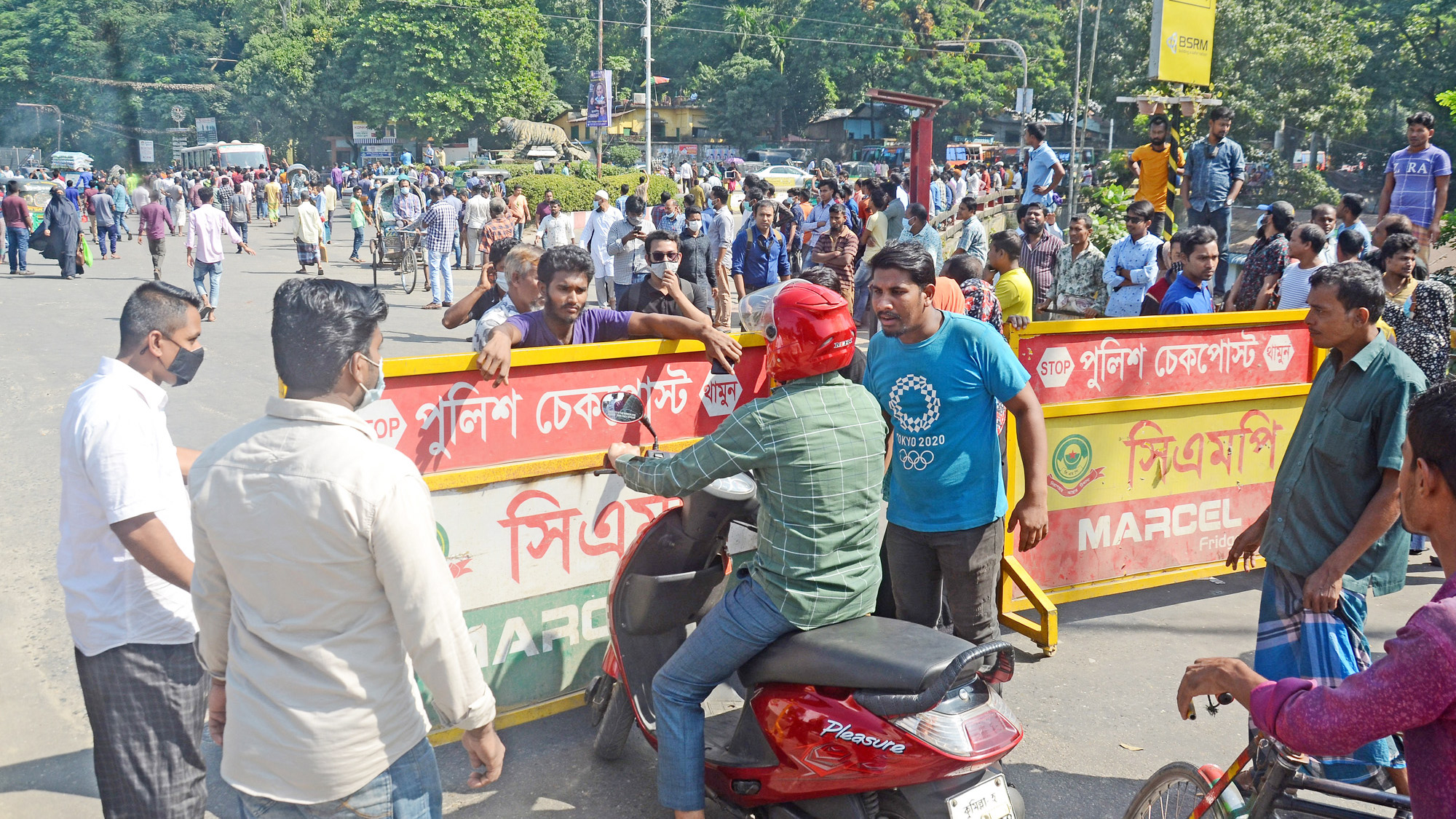 অটোরিকশাও চলতে দেননি পরিবহন শ্রমিকেরা