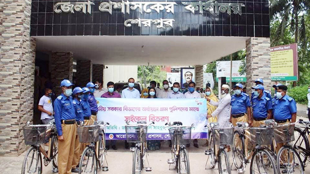 শেরপুরে গ্রাম পুলিশ সদস্যদের মধ্যে বাইসাইকেল বিতরণ