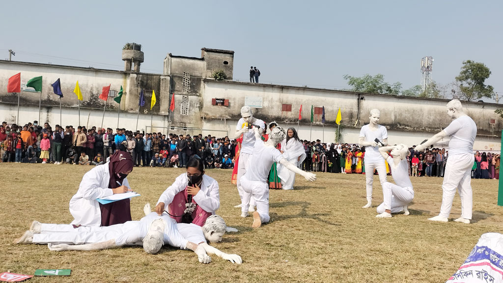 নিয়ামতপুরে উপজেলা প্রশাসনের আয়োজনে মহান বিজয় দিবসের অনুষ্ঠানে মুক্তিযুদ্ধের বিভিন্ন চিত্র ফুটিয়ে তোলেন শিক্ষার্থীরা। উপজেলা সদরের নিয়ামতপুর সরকারি বহুমুখী মডেল উচ্চ বিদ্যালয় মাঠ, নওগাঁ, ১৬ ডিসেম্বর ২০২৩। ছবি: মো. সিরাজুল ইসলাম