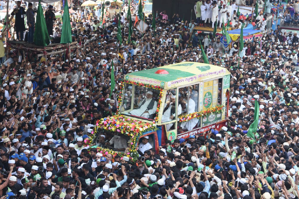 পবিত্র ঈদে মিলাদুন্নবী (স.) উপলক্ষে আল্লামা সৈয়দ মুহাম্মদ তাহের শাহ তাহের শাহর (মা. জি. আ.) নেতৃত্বে জশনে জুলুস। চট্টগ্রাম নগর, ৯ অক্টোবর, ২০২২। ছবি: হেলাল সিকদার