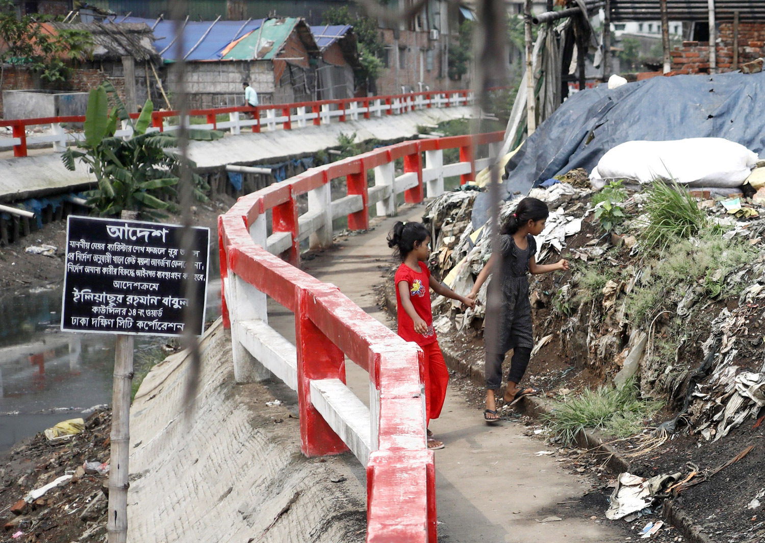 সিটি করপোরেশনের পক্ষ থেকে ময়লা না ফেলা নিয়ে নীতিমালা থাকলেও তা মানা হচ্ছে না।
