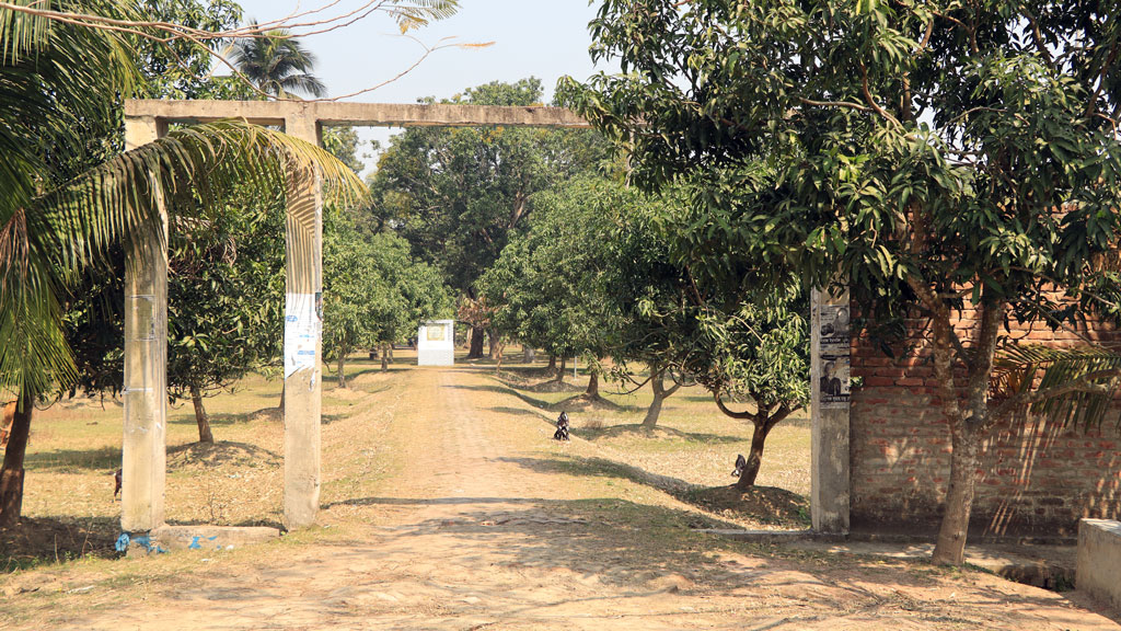 অযত্ন অবহেলায় ইকোপার্ক দিনেও চলে গাছ কাটা