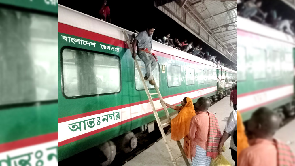 ঝুঁকি নিয়ে ট্রেনের ছাদে ঈদযাত্রা, ১০ টাকা ভাড়ায় মই বেয়ে ওঠানামা