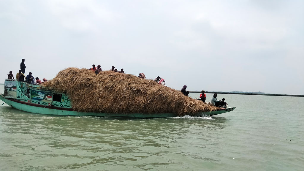 ন্যাশনাল ফোল্ডারে (খড়) ক্যাপ/হাওরাঞ্চলে বোরো ধান কাটা শেষ। এখন চলছে বর্ষাকালে গবাদিপশুর জন্য খাদ্য সংরক্ষণ। কৃষকেরা নদী পথে ট্রলারে করে হাওর থেকে খড় নিয়ে যাচ্ছেন। সোমবার কিশোরগঞ্জের ঘোড়াউত্রা নদী থেকে তোলা। ২২ মে ২০২৩। ছবি: মো. ফরিদ রায়হান