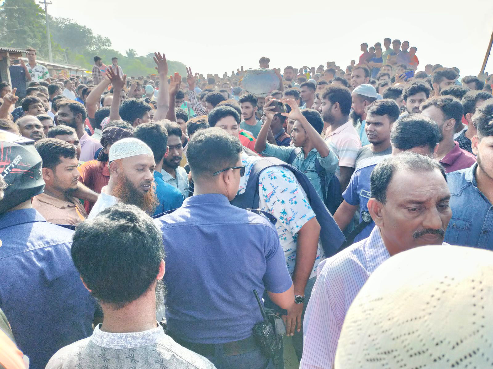 হঠাৎ খেয়াঘাটের ভাড়া বাড়ানোর প্রতিবাদে মানববন্ধন ও প্রতিবাদ সমাবেশ