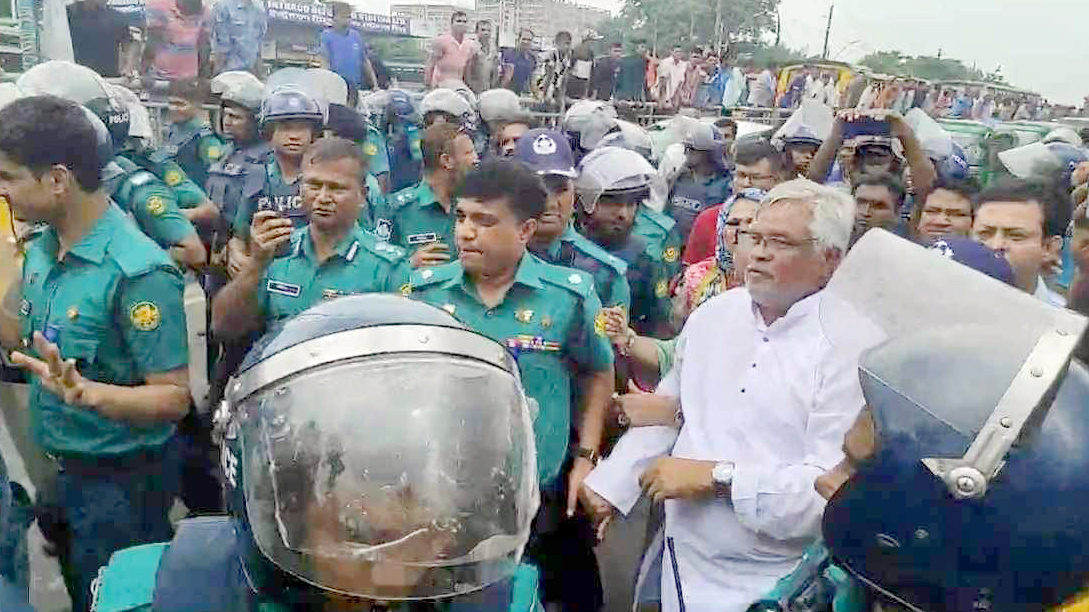 বিএনপি নেতা আমানকে এভার কেয়ার হাসপাতালে নেওয়া হচ্ছে