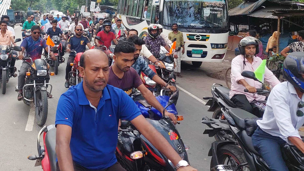 পর্যটন স্পট অনেক সুযোগ-সুবিধা কম