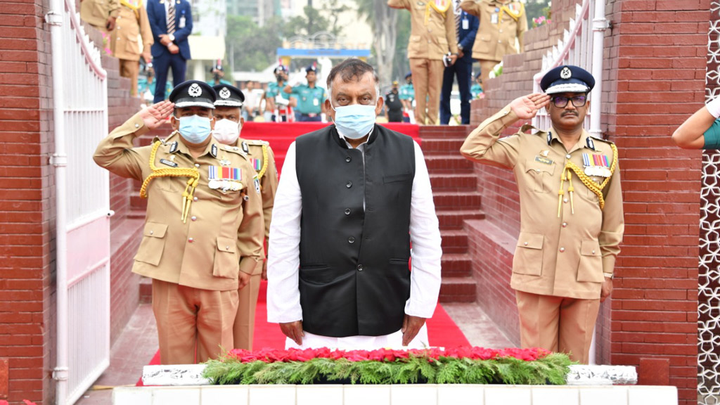 শহীদ পুলিশ সদস্যদের প্রতি শ্রদ্ধা জানালেন স্বরাষ্ট্রমন্ত্রী ও আইজিপি