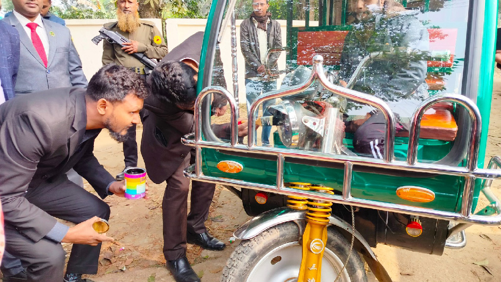দুর্ঘটনা রোধে যানবাহনের হেড লাইটে রঙের প্রলেপ