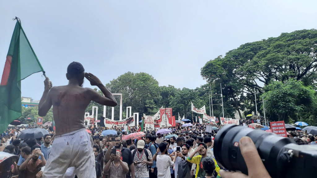 শহীদ মিনারে নানা শ্রেণি-পেশার মানুষ, ৪ দফা দাবি ঘোষণা