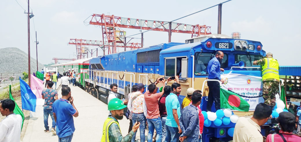 পদ্মা সেতুতে প্রথমবার ট্রেন চলল