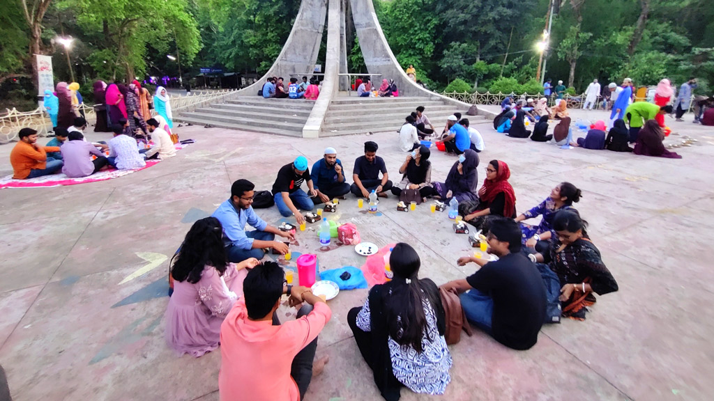 চবিতে ভ্রাতৃত্বের বন্ধনে উৎসবমুখর ইফতার