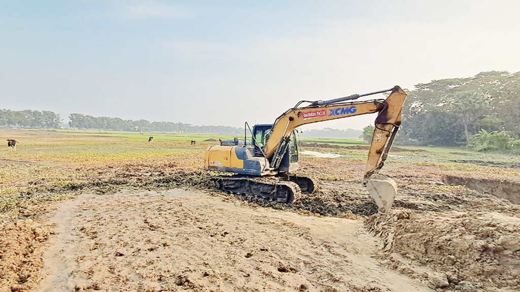 কৃষিজমিতে খননযন্ত্রের থাবা, কমছে চাষাবাদ