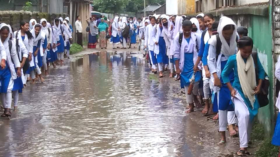 সড়ক মেরামতের দাবিতে ক্লাস বন্ধ রেখে শিক্ষার্থীদের মানববন্ধন