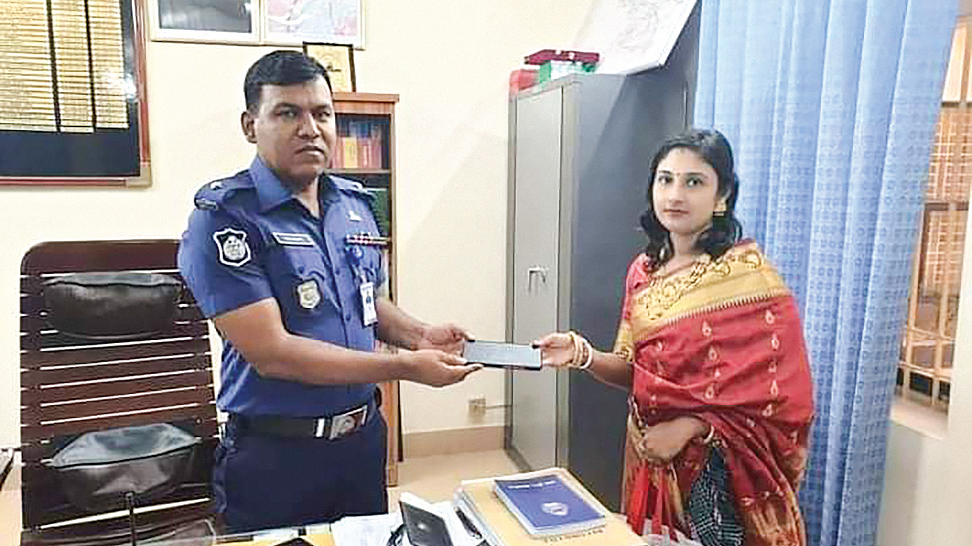 হারানোর দুই ঘণ্টায় ফোন উদ্ধার পুলিশের