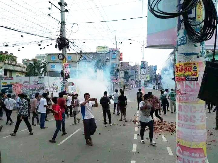 ‘মার্চ ফর জাস্টিস’: খুলনায় পুলিশের সঙ্গে শিক্ষার্থীদের সংঘর্ষ, আহত ৩০