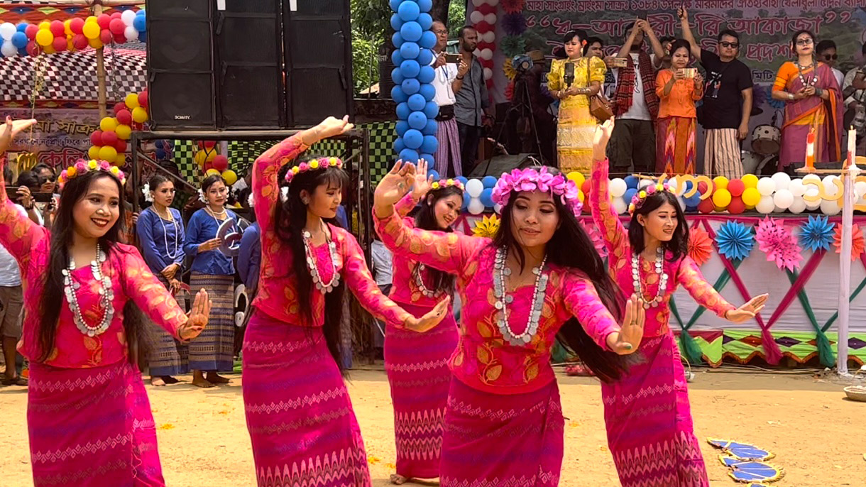 সাংগ্রাইয়ে মেতেছে পাহাড়