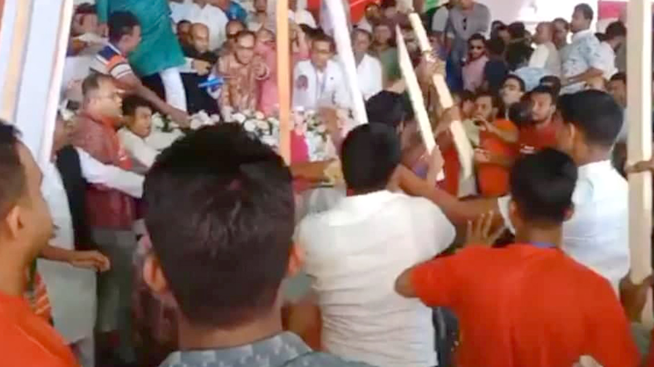 আমতলীতে কেন্দ্রীয় নেতাদের সামনে আ. লীগের দু-গ্রুপের সংঘর্ষ, আহত ৫০ 