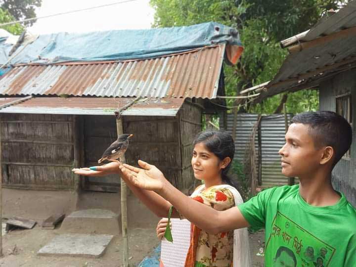 পরিবেশ দিবসকে সামনে রেখে আটপাড়া যুব সংগঠনের সদস্যরা খাঁচায় বন্দী একটি পাখিকে মুক্ত করে দিচ্ছেন। আটপাড়ার বানিয়াজাং গ্রামের জেলে পাড়া থেকে তোলা, নেত্রকোনা, ২৯ মে ২০২৪ ছবি: ফয়সাল চৌধুরী