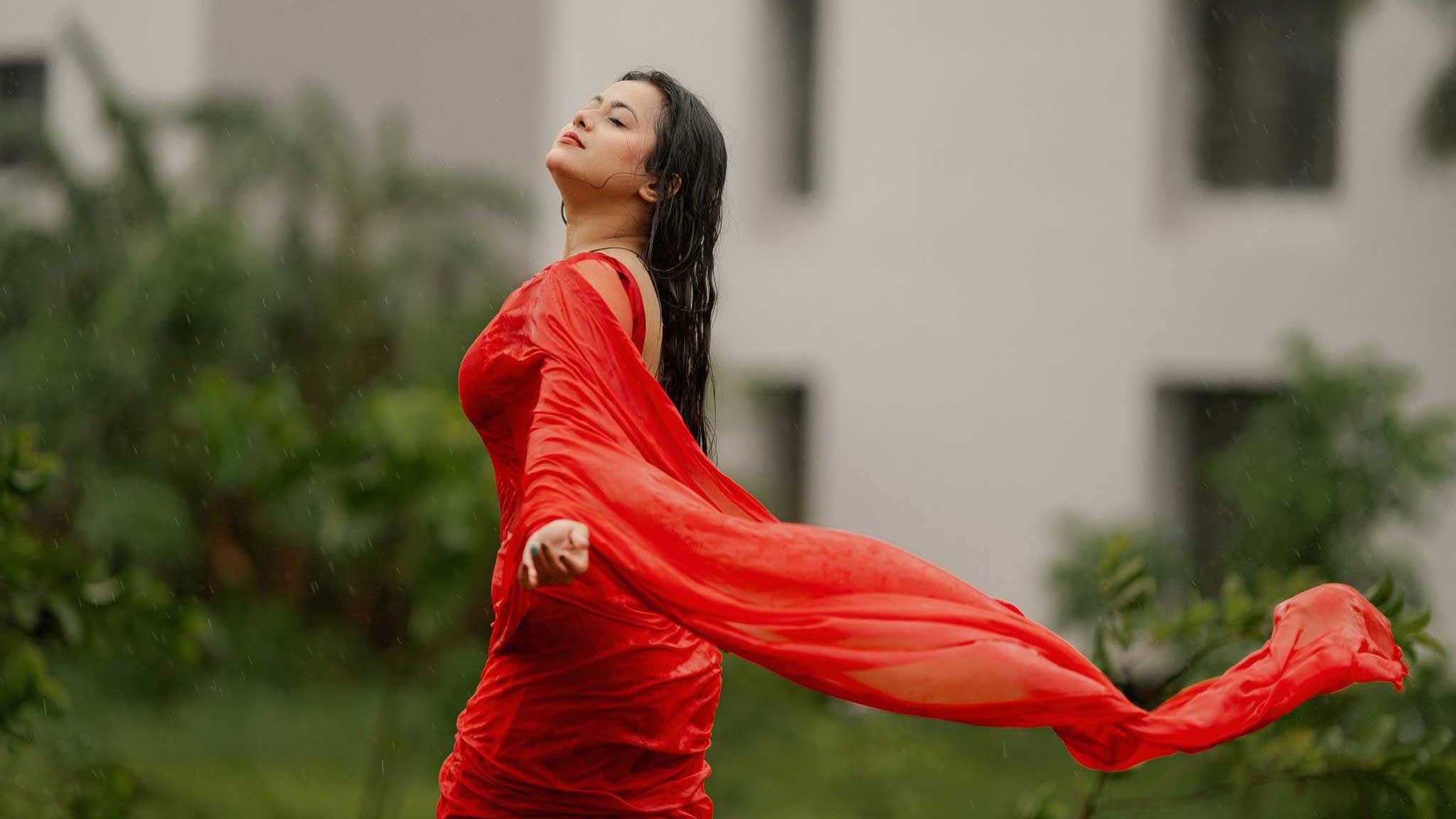বৃষ্টিতে গোসল করার সুফল ও সতর্কতা